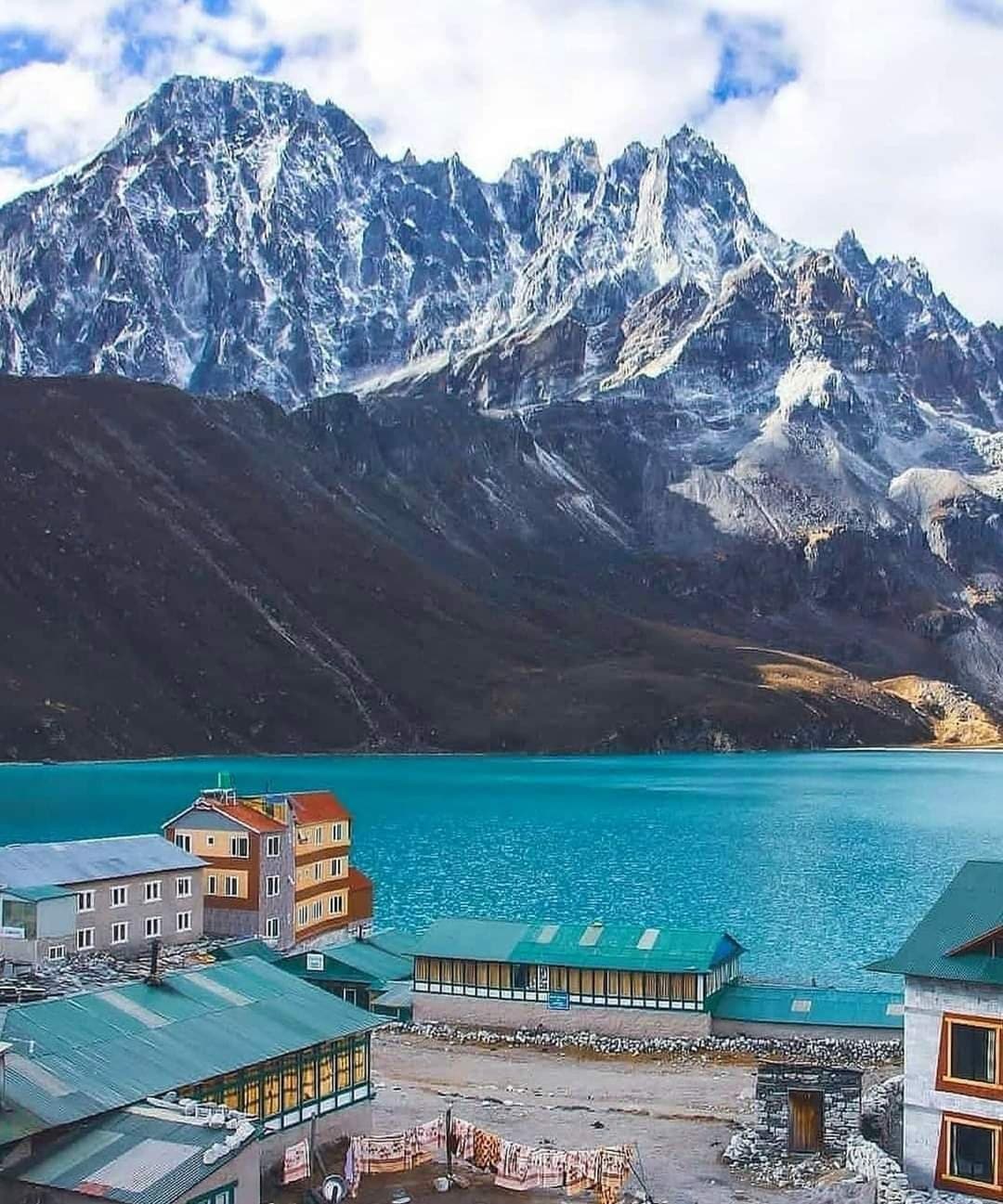 Gokyo Lakes trail landscape